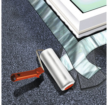 Dachfenster mit Abdeckband und Farbroller