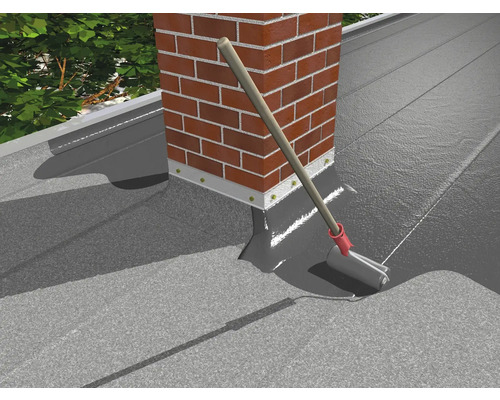 Dachabdichtung mit Bitumenanstrich und Rolle neben einem Schornstein.