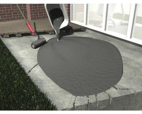 Außenbereichsbild mit flüssiger Betonfarbe, die aus einem Eimer gegossen wird, und einer Farbwalze.