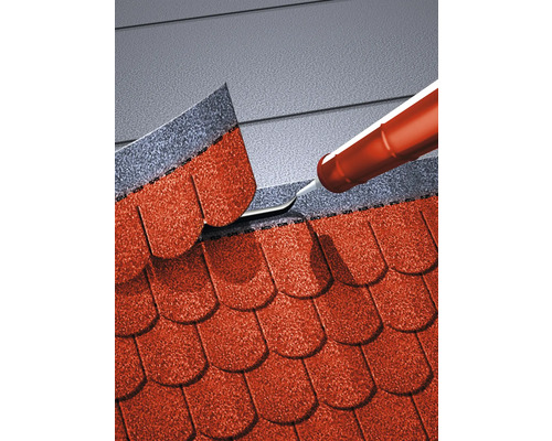 Auftragen von Klebstoff auf Dachschindeln