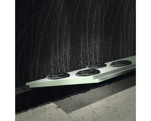 Nahaufnahme einer Noppenbahn zur Wandabdichtung im Bauwesen.