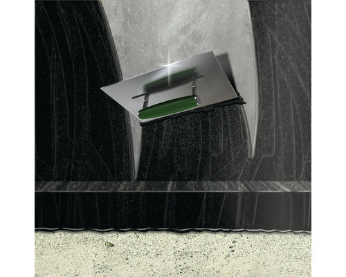 Glättkelle auf schwarzem Untergrund