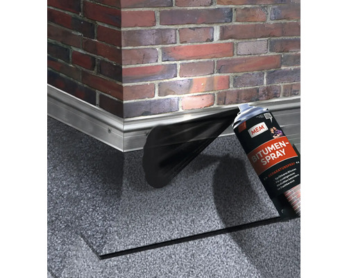 Bitumenspray zur Abdichtung an einer Ziegelwand