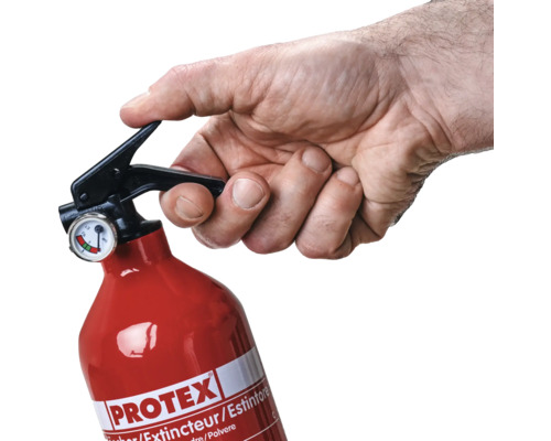 Hand betätigt roten Feuerlöscher