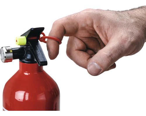 Hand bedient einen roten Feuerlöscher