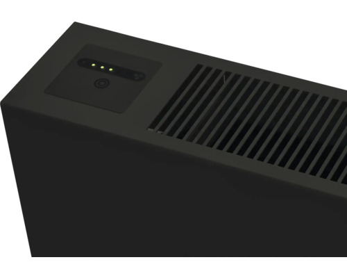 Detailansicht eines schwarzen Heizgeräts mit Bedienfeld und Lüftungsschlitzen.