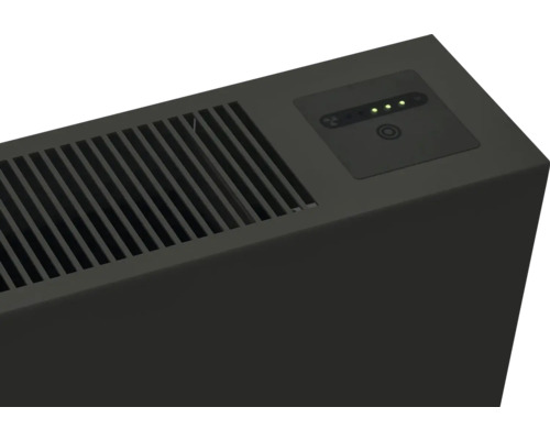 Nahaufnahme eines Konvektionsheizgerätes mit Bedienelementen und Lüftungsschlitzen