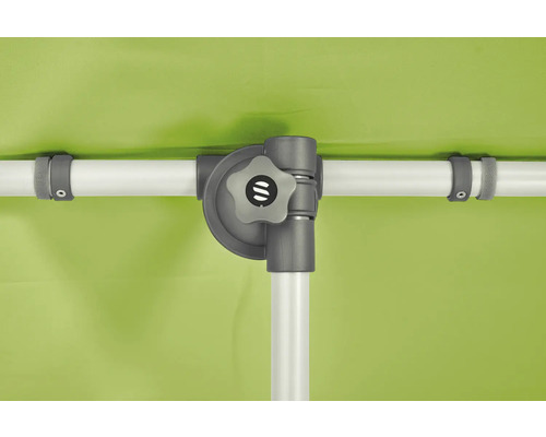 Detailansicht eines Sonnenschirms mit Feststellschraube