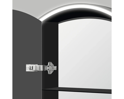 Detailansicht eines geöffneten Spiegelschranks mit Beleuchtung und Scharnier