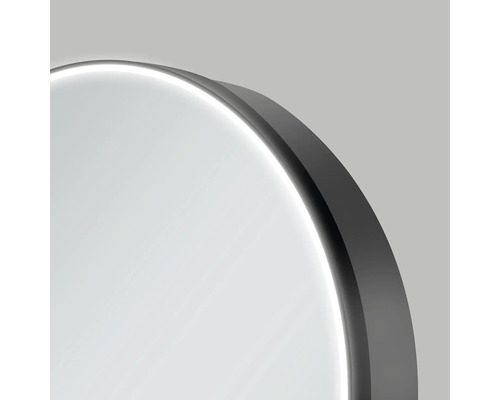 Detailansicht eines runden Spiegels mit Beleuchtung