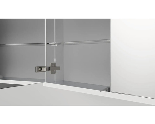 Innenansicht eines Spiegelschrankes mit Regalböden und Scharnieren