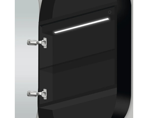 Offener Spiegelschrank mit Beleuchtung und Regalböden