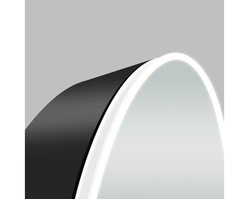 Detailaufnahme einer Deckenleuchte mit schlichtem Design