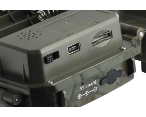 Detailansicht einer Wildkamera mit Anschlüssen für USB, SD-Karte und Stromversorgung