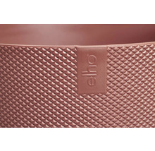 Detailaufnahme der strukturierten Oberfläche eines Elho Pflanzgefäßes mit Elho Logo