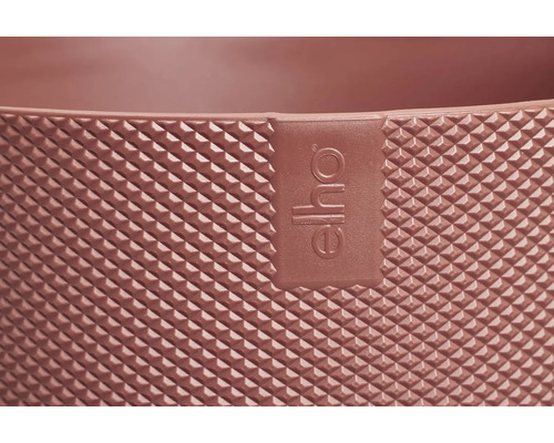 Detailaufnahme der strukturierten Oberfläche eines Elho Pflanzgefäßes mit Elho Logo