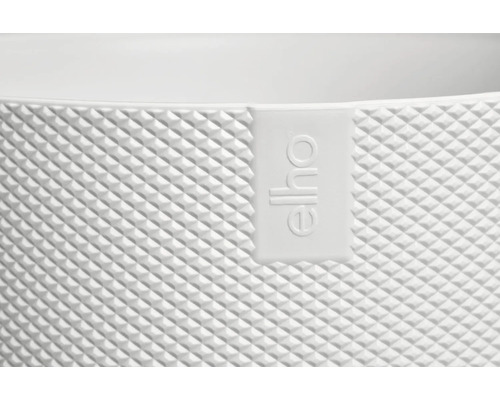 Detailansicht eines Blumentopfes mit dreidimensionalem geometrischen Muster und Elho Logo.