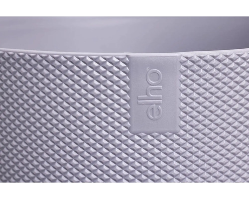 Nahaufnahme eines Blumentopfes mit Elho Logo und Rautenmuster