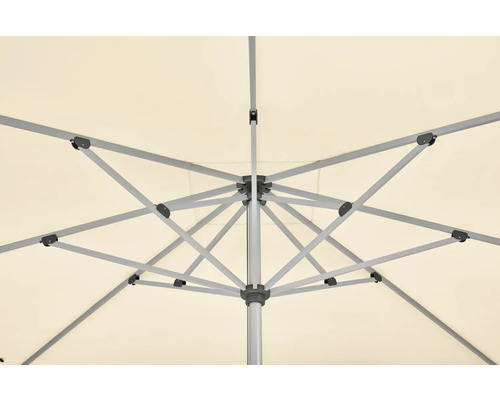 Innenansicht eines Sonnenschirms mit Metallgestell