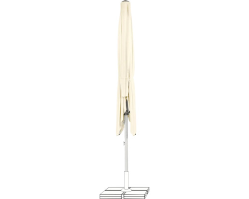 Geschlossener Sonnenschirm mit Schirmständer