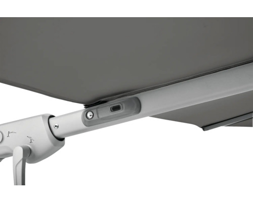 Detailaufnahme einer Markise mit Gelenkarm