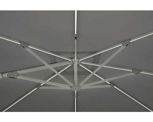 Unteransicht eines Sonnenschirms mit Beleuchtung und Metallgestell