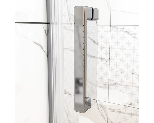 Detailansicht eines Duschkabinen-Griff aus Metall