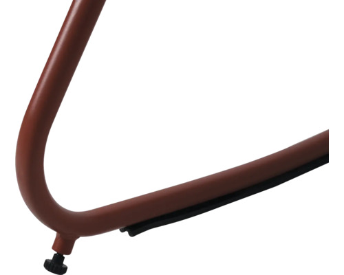 Detailansicht eines Stuhlbeins aus Metall mit Nivellierfuß.