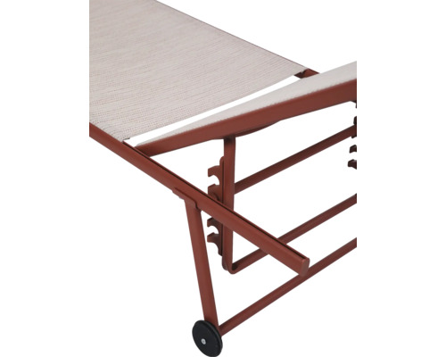 Detailansicht einer Gartenliege mit verstellbarer Rückenlehne und Rädern für den einfachen Transport