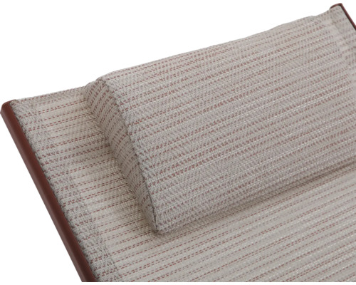 Detailaufnahme eines Liegestuhls mit Auflage und Kopfkissen