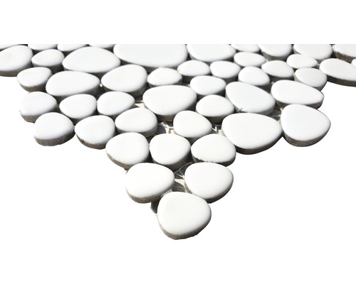 Mosaikfliese aus weißen Kieselsteinen auf Netz