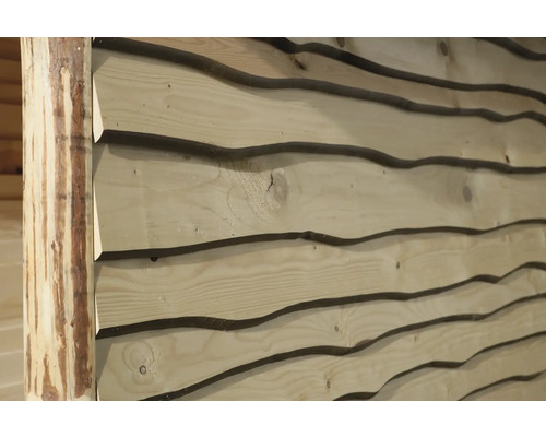 Holzfassade mit Baumstammprofil