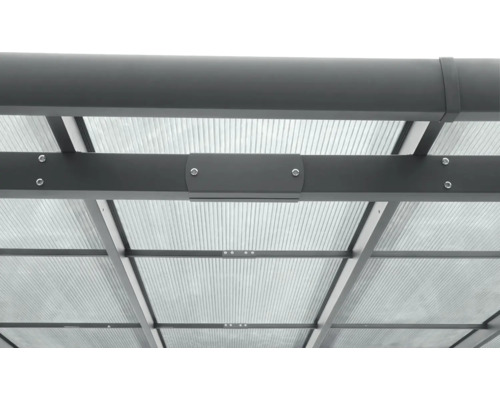 Detailansicht des transparenten Daches mit grauer Rahmenkonstruktion einer Terrassenüberdachung