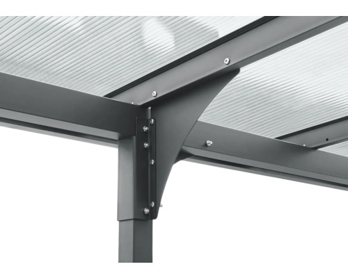 Detailansicht einer Terrassenüberdachung aus Metall mit transparenten Platten