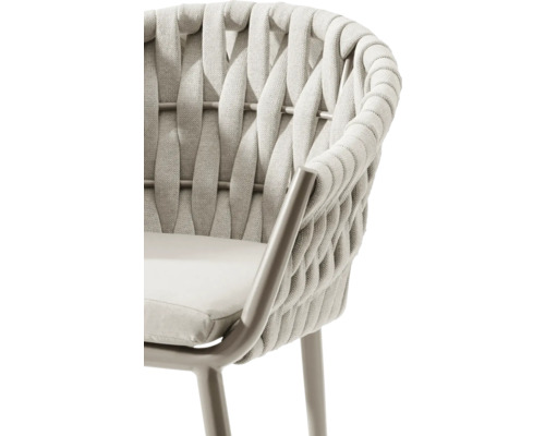 Detailansicht eines Stuhls mit geflochtener Rückenlehne und Sitzkissen