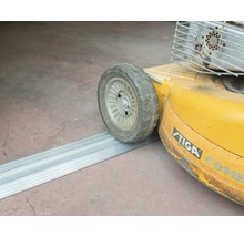 Rasenmäher überfährt Türschwellenrampe aus Aluminium