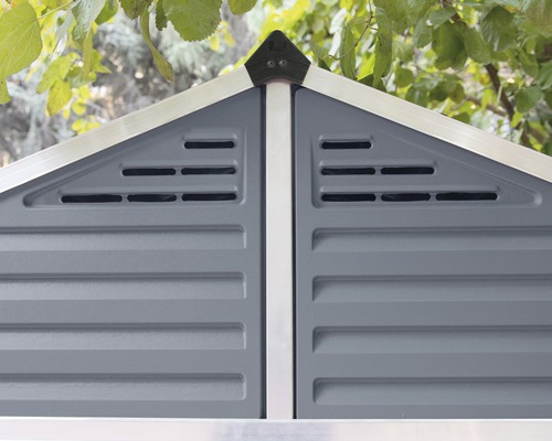 Detailansicht eines Gerätehauses mit Belüftungsöffnungen