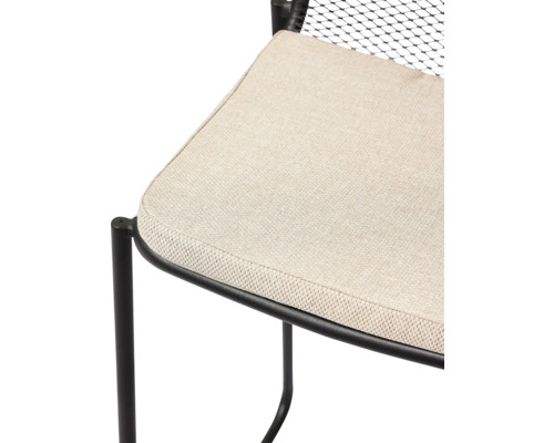 Detailaufnahme eines Stuhls mit Stoffbezug und Metallgestell