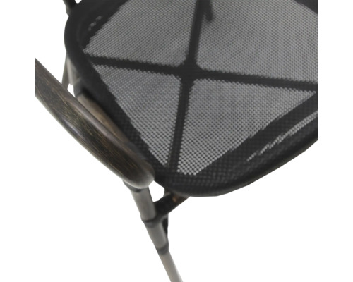 Detailansicht eines Stuhls mit Holzarmlehne und Sitzfläche mit Netzstruktur