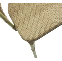 Detailansicht eines Rattan-Gartenstuhls mit geflochtener Sitzfläche.