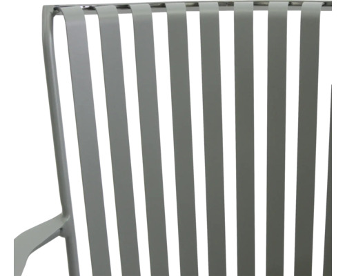 Detailansicht der Rückenlehne eines Stuhls mit vertikalen Streben