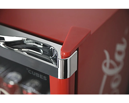 Detailansicht eines Getränkekühlschranks mit Chromelementen und roter Oberfläche