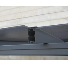 Detailansicht einer Terrassenüberdachung mit Aluminiumprofilen und Polycarbonatplatten