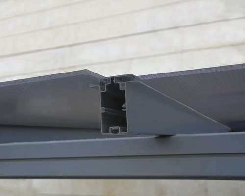 Detailansicht einer Terrassenüberdachung mit Aluminiumprofilen und Polycarbonatplatten