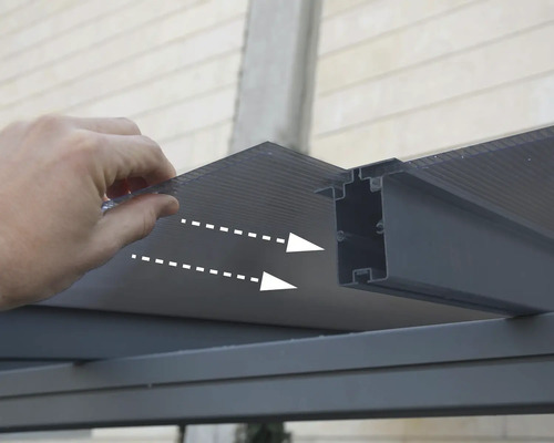 Installation einer Terrassenüberdachung mit Stegplatten