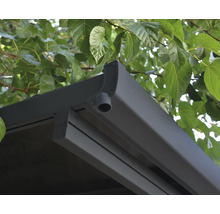 Detailansicht einer Terrassenüberdachung mit Regenrinne und Abflussrohr