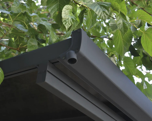 Detailansicht einer Terrassenüberdachung mit Regenrinne und Abflussrohr
