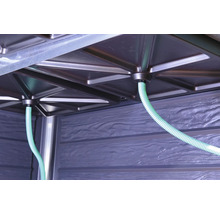 Detailansicht der Innenraumkonstruktion eines Gartenhauses mit Belüftungsschläuchen