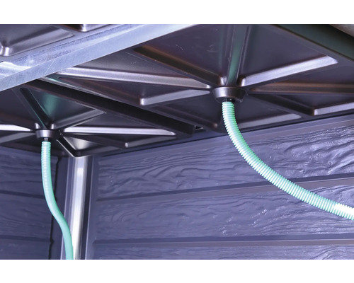 Detailansicht der Innenraumkonstruktion eines Gartenhauses mit Belüftungsschläuchen