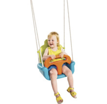 Kleinkind sitzt auf einer Kinderschaukel mit Seilen